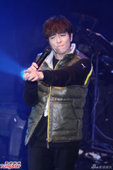 组图：萧敬腾穿休闲装为运动品牌开唱