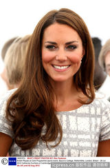 组图：哈利王子逗嫂子凯特王妃莞尔一笑