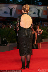 组图：弗朗西斯卡助阵《沙漠驼影》 美胸隐现