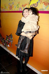 组图:翁虹亮相为朋友庆生 俯身哄女儿大秀性感