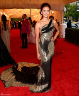 高清组图：妮娜-杜波夫性感露背鱼尾礼服亮相