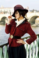 组图：王丽坤复古红衣演绎风情女伶