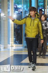 组图：李敏镐亮相粉丝签名会 大炫修长完美身型