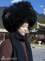 组图：女神央吉玛吸烟照曝光 素颜皮肤差