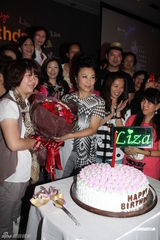 组图：汪明荃获粉丝送蛋糕鲜花 提前贺64岁生日