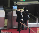 组图：辣妈孙俪黑超帅气现身机场 干练照顾宝宝