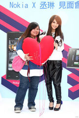 幻灯：超人气教主杨丞琳现身 粉丝排长龙热情相挺