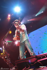 组图：杰森玛耶兹香港开唱 演唱会座无虚席