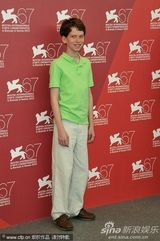 高清：《米克的近路》发布 男星格林伍德“蹲墙角”