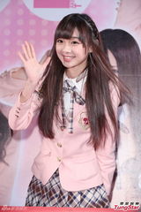 组图：SNH48台北办握手会 粉红制服可爱诱惑