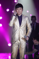 组图：周笔畅睡衣扮猫女 邓紫棋自弹自唱