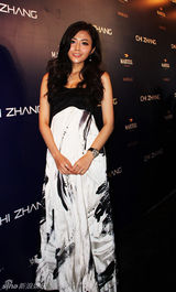 组图：汤晶媚华美亮相时装展 东田盛赞艳压群芳