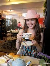 高清组图：杨洛婷英伦血拼 喜见前港督彭定康