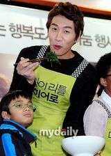 组图：韩星李光洙参加公益活动做爱心便当