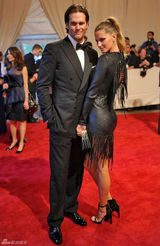 高清组图：纽约大都会庆典 吉赛尔-邦辰夫妇秀恩爱