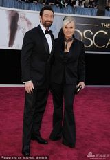 组图：群星闪耀红毯 暮光女拄拐海瑟薇优雅