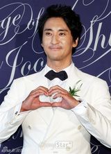 组图：申贤俊娶小12岁娇妻 玄彬张东健到场祝贺