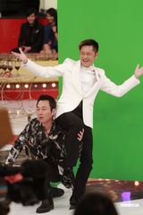 组图：草蜢主持《华丽明星赛》 袁咏仪黎耀祥齐录影