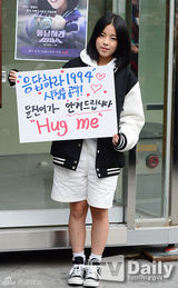 组图：韩剧《1994》女星如约赴街头送爱的抱抱
