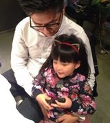 组图：Angela生活照宛若时装秀 超萌小妞爱发箍