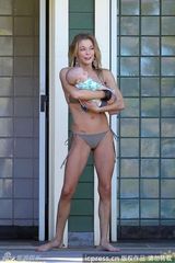 组图：利安-莱姆斯比基尼亮相 与宝宝亲密接触