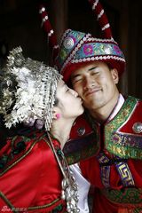 组图：何洁赫子铭民族婚纱照曝光 9月在京完婚