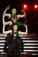 组图：吴克群个唱湿身秀腹肌 和女模互摸掀高潮