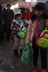 组图：《爸爸去哪儿》难度升级 小朋友独立买菜