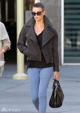 组图：塞隆与母亲看电影 短大衣配圆寸帅气