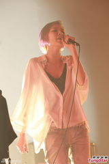 组图：歌手张悬香港开音乐会 炫彩短发超High