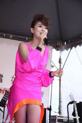 组图：丁当签唱会目睹男男热吻 称很想谈恋爱