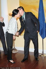 组图：王家卫受勋吻太太 梁朝伟张震到场力挺