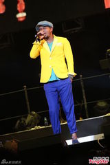 高清图：张震岳香港开唱民族风 谢安琪等助阵