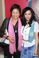 组图：朱茵舞台剧首演男友送花牌 获提名艾美奖