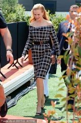 组图：妮可短裙现身新片记者会别样性感