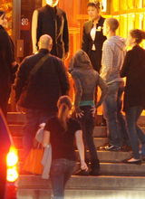 组图：艾薇儿看功夫表演 门口提裤子露蛮腰