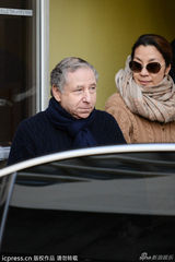 组图：杨紫琼与汽联主席男友探舒马赫 表情严肃