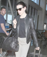 组图：《傲骨贤妻》朱丽安娜黑超现身显干练