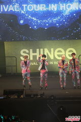 组图：韩国组合SHINee花衫开唱 台上劲歌热舞