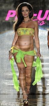 组图：巴神超模女友挺6个月大肚T台走秀