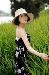 柴碧云夏日写真清新淡雅 露香肩可爱性感(组图)