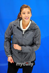 组图：韩星孙谭菲录制SBS台节目 秀花样滑冰风采