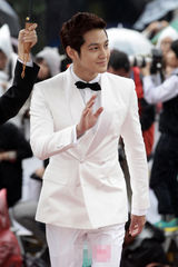 组图：金汎(金范)白色西装潇洒挺拔俊朗迷人