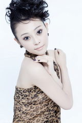 组图：“小范冰冰”杨慧娇秀美背 豹纹写真显性感