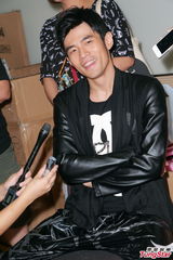 组图：周杰伦香港演唱会落幕 陈奕迅台上力挺