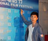组图：朱亚文上海电影节获奖 笑容迷人展亲和力