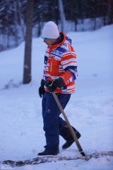 组图：《爸爸》爸爸们全副武装 冰天雪地劈木头