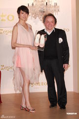 高清组图：梁咏琪为品牌代言 粉色短裙温婉性感