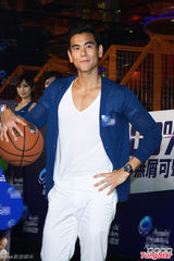 组图：彭于晏秀头皮事业线 8块腹肌害羞不见客