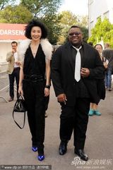 高清组图：张曼玉抵达威尼斯 和一黑人男伴现身